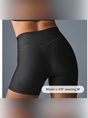 NWT Alo Yoga AIRLIFT ENERGY SHORT